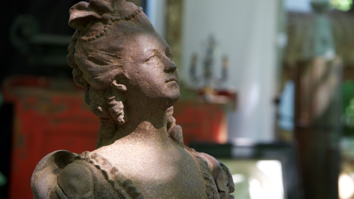 Brocante: a cast iron bust of a Marie Antoinette.