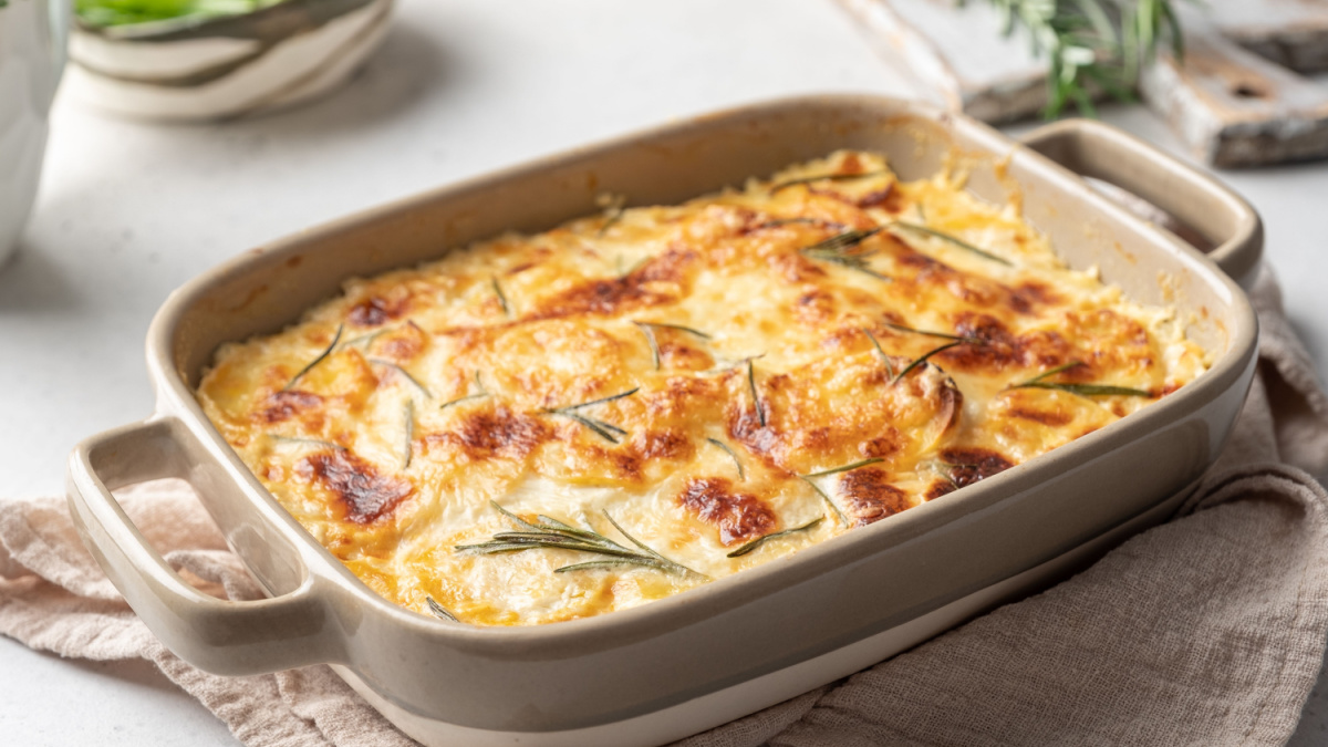 potato casserole with cream, gratin dauphinois, french cuisine