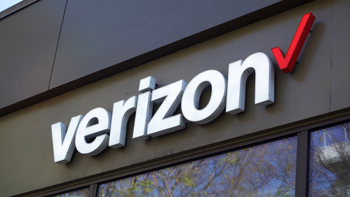 Verizon store signage day exterior