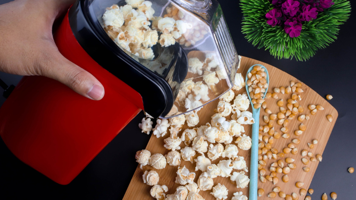Popcorn maker and popcorn.