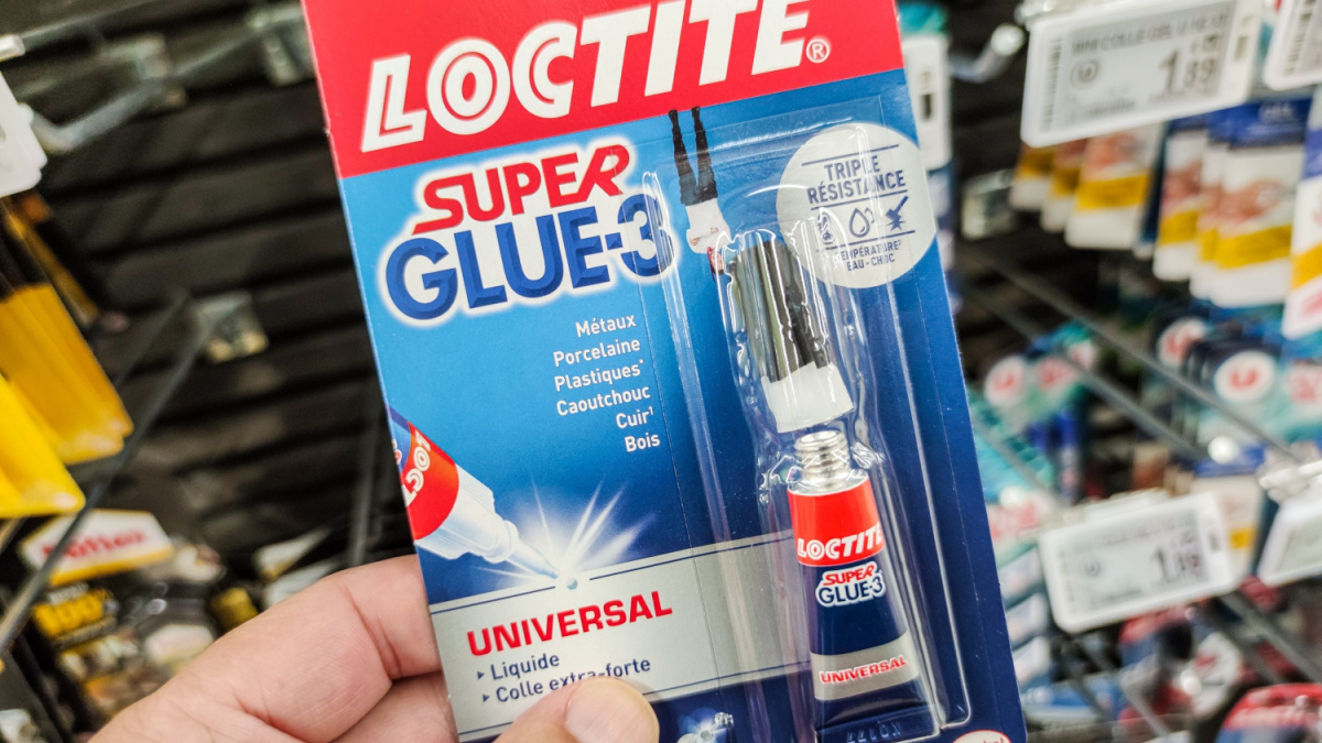 Customer holding Quick-Drying Glue