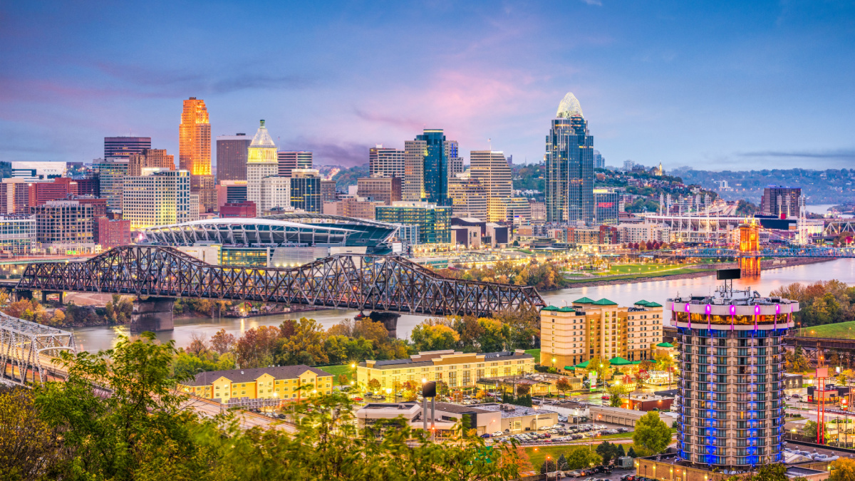 Cincinnati, Ohio, USA skyline at dusk.