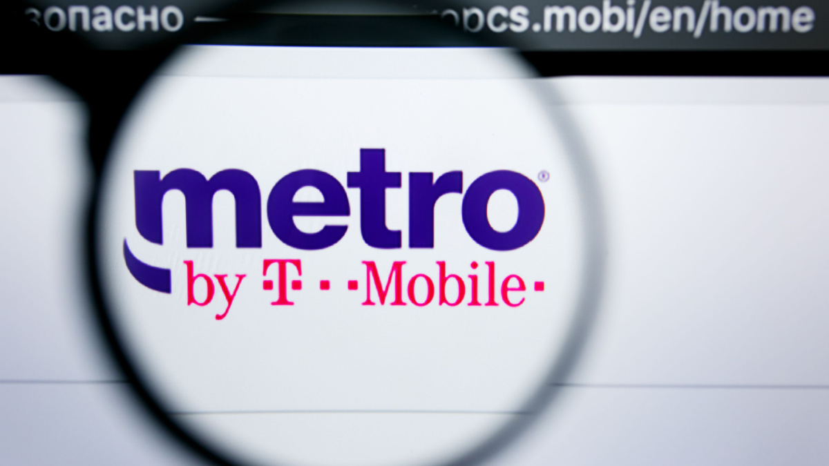 metro by T mobile logo visible on display screen.