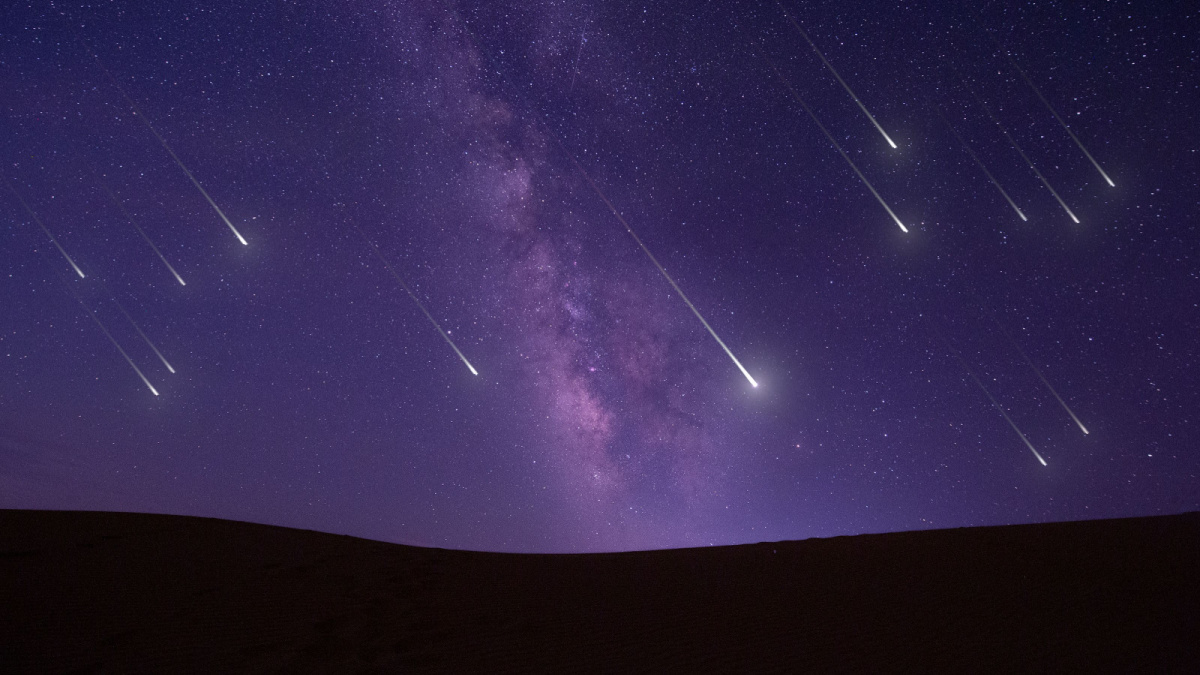 Beautiful meteor shower, photographed in a desert in China