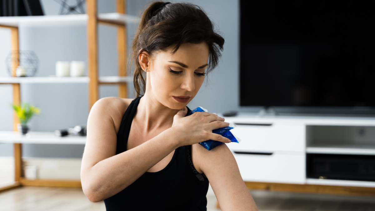 Applying Ice Pack Cold Therapy Gel For Shoulder Injury