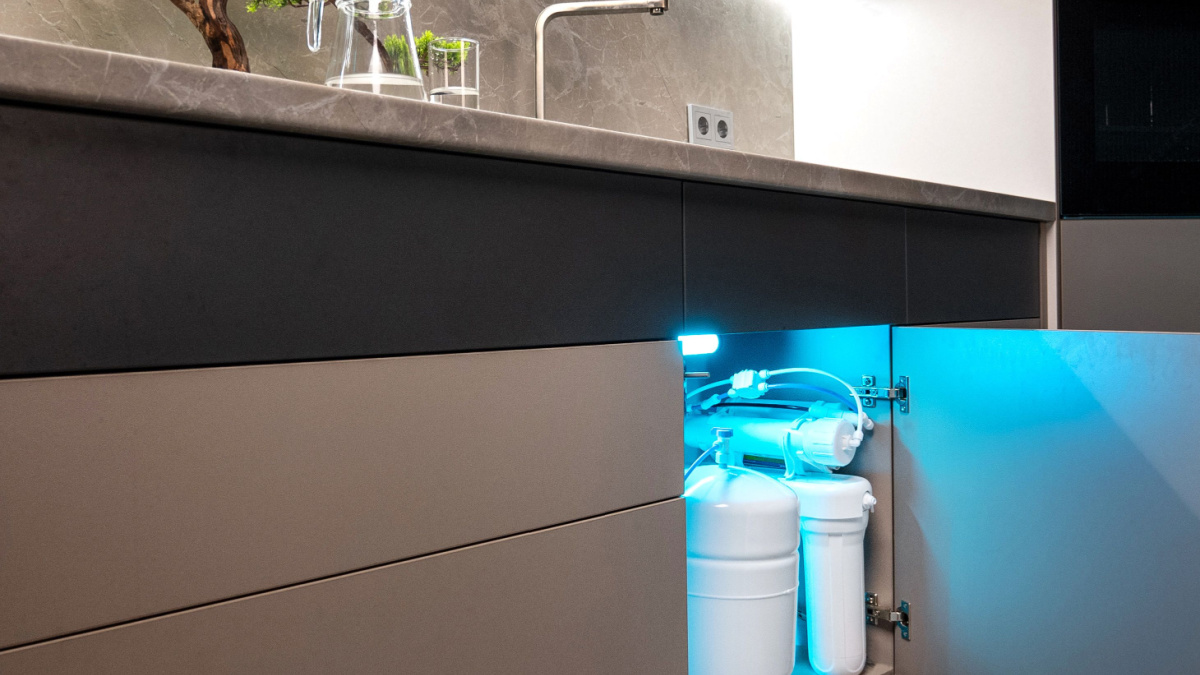 House water filtration system. Osmosis deionization system. Installation of water purification filters under kitchen sink