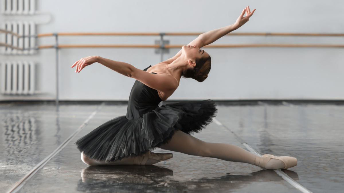 Female ballet dancer posin on rehearsal