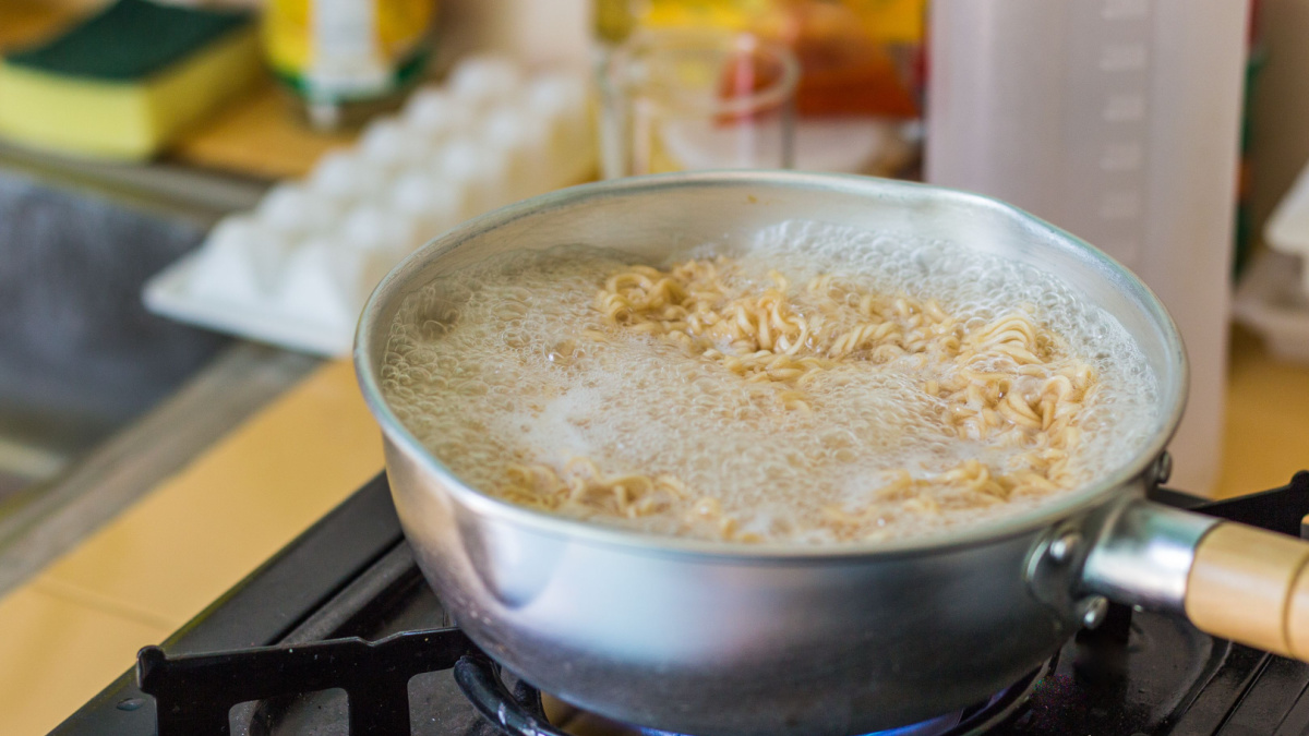 Boiled instant noodles Stainless steel pan