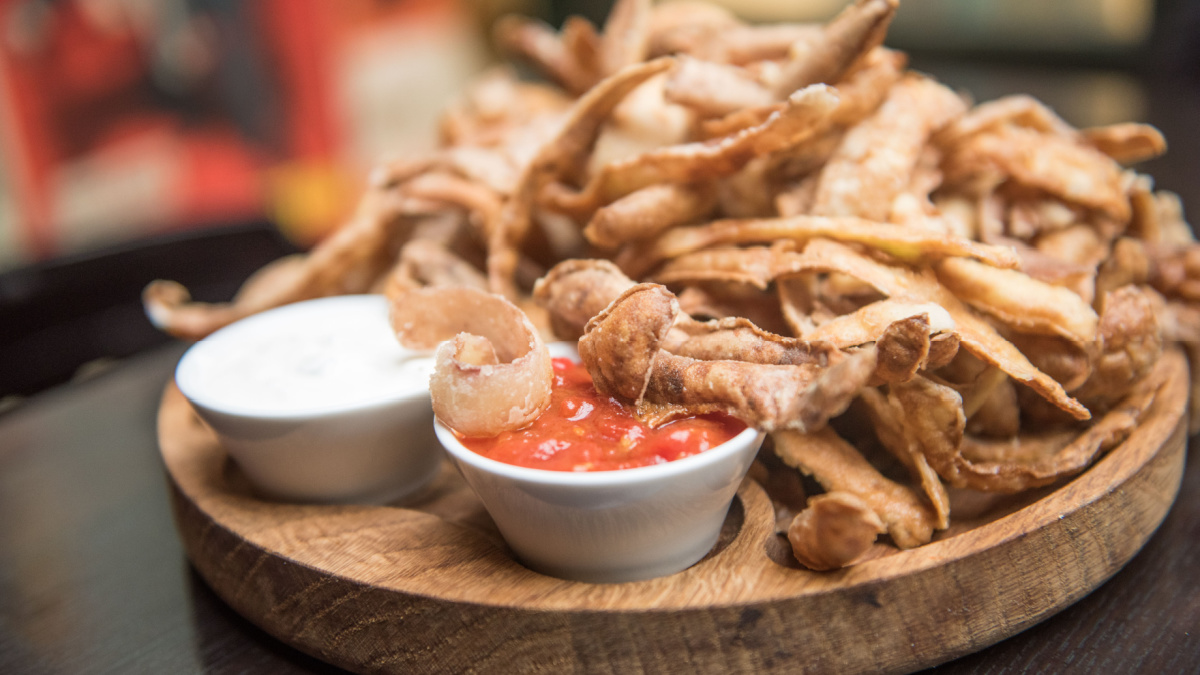 Fried potato peel with sweet and sour dips