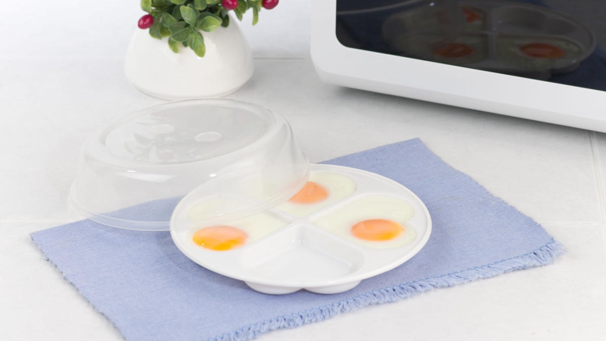 Fried eggs in plastic plate with lid