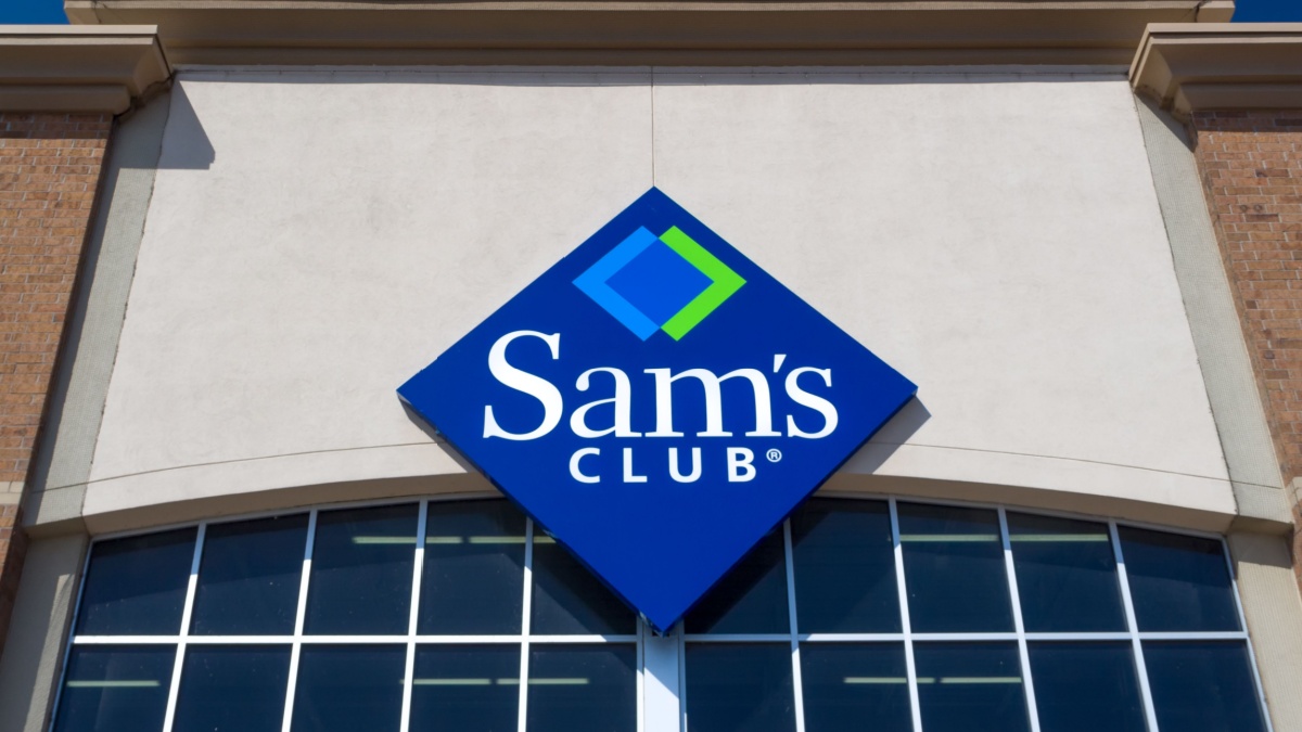 WOODBURY, MN/USA - APRIL 29, 2018: Sam's Club exterior. Sam's Club is an American chain of membership-only retail warehouse clubs owned and operated by Walmart.