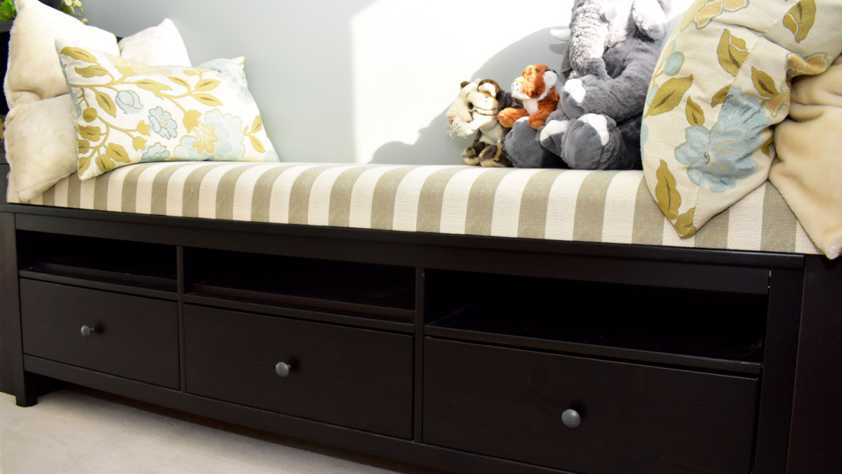 Storage solutions in window bench in living room or bedroom
