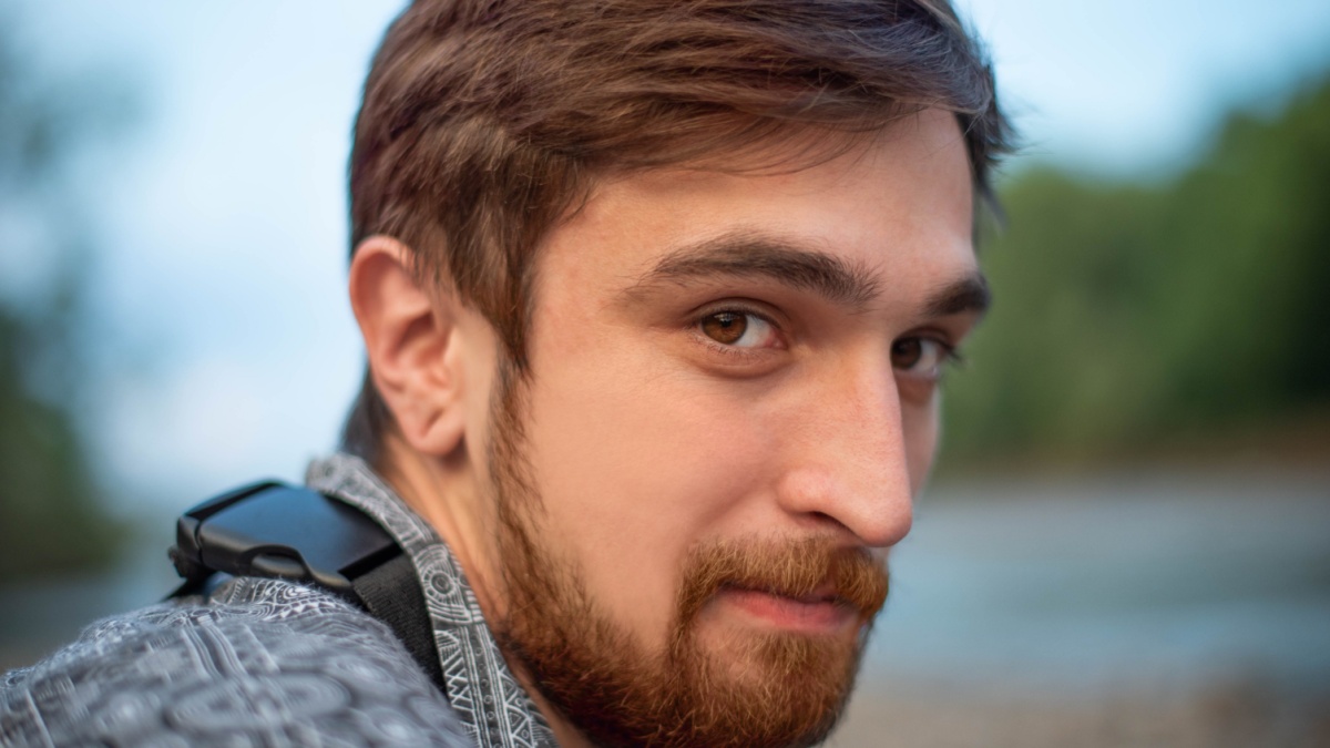 Close up portrait of informal boy/man om natural background.