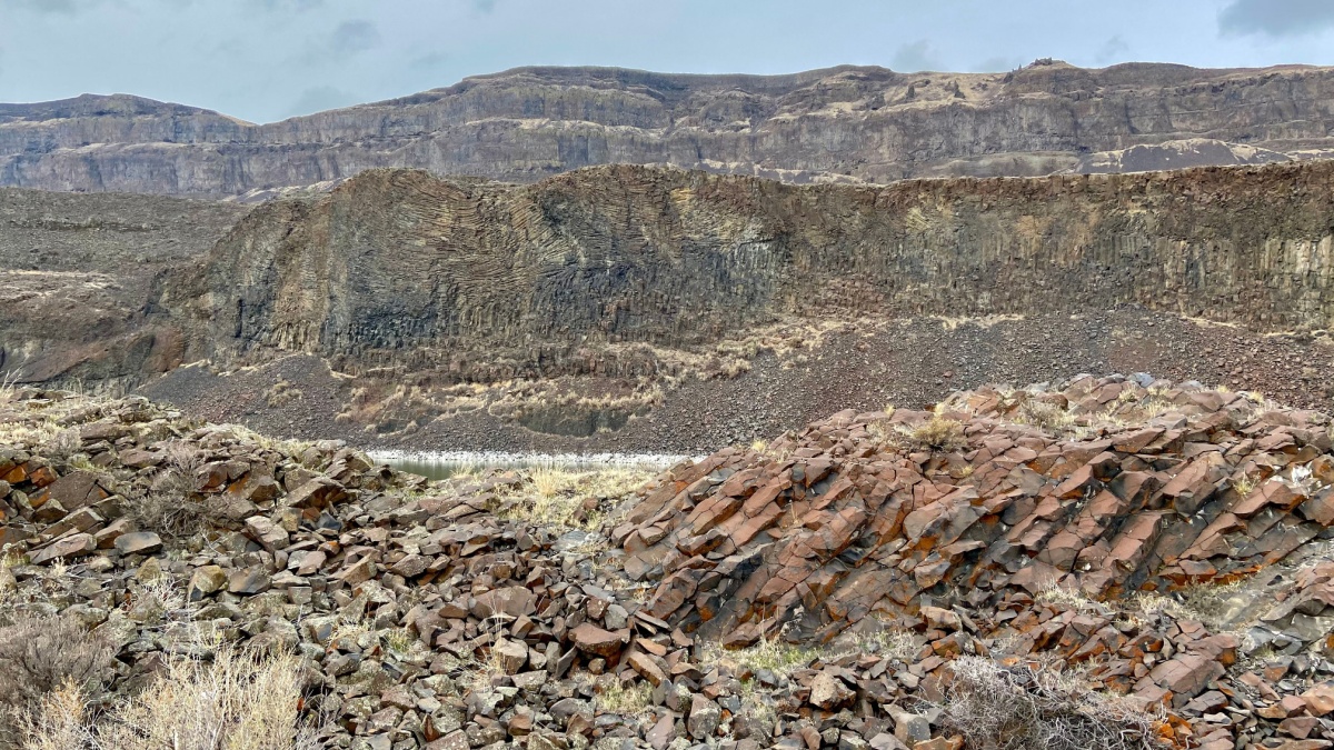 A common scene in the Channeled Scablands regions of eastern Washington where the