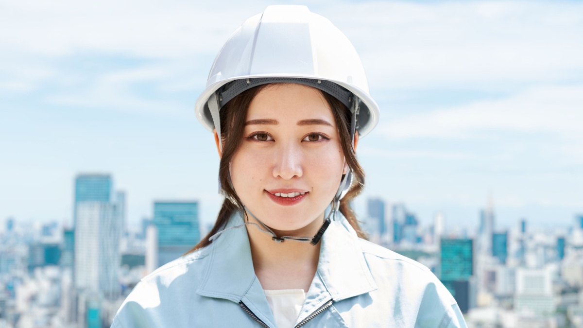 Construction workers against the backdrop of the city.