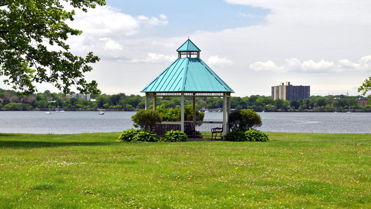 Great Neck Estate Park, Shade by the sea, water, at village on Long Island, New York