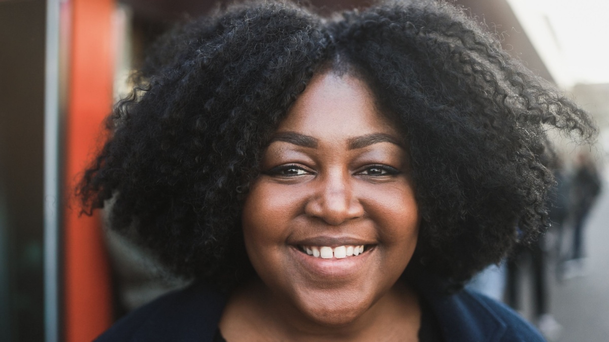 Portrait of african curvy girl outdoor with city in backgroung - Urban lifestyle and body positive concept.