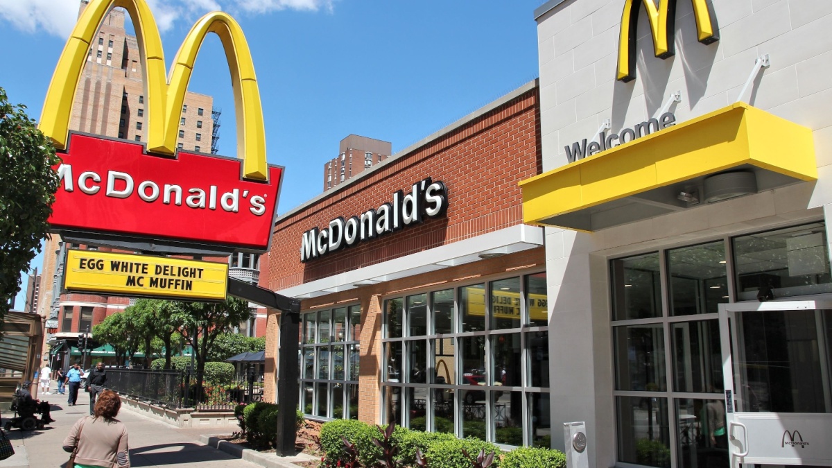 20 Ingenious Ways To Break Free From the 9 to 5 Grind 17 People walk by McDonald's restaurant in Chicago. McDonald's is the 2nd most successful restaurant franchise in the world with 33,000 locations.
