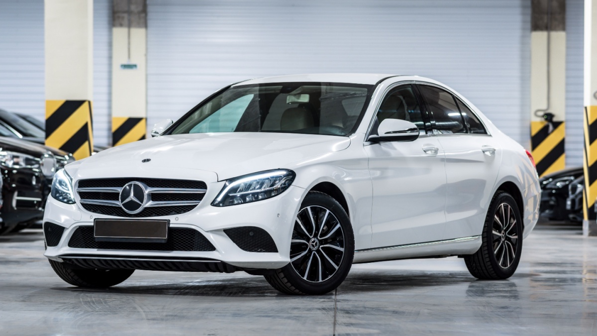Mercedes-Benz C-Class 200 IV W205 Restyling front view, three quarters view, headlight on