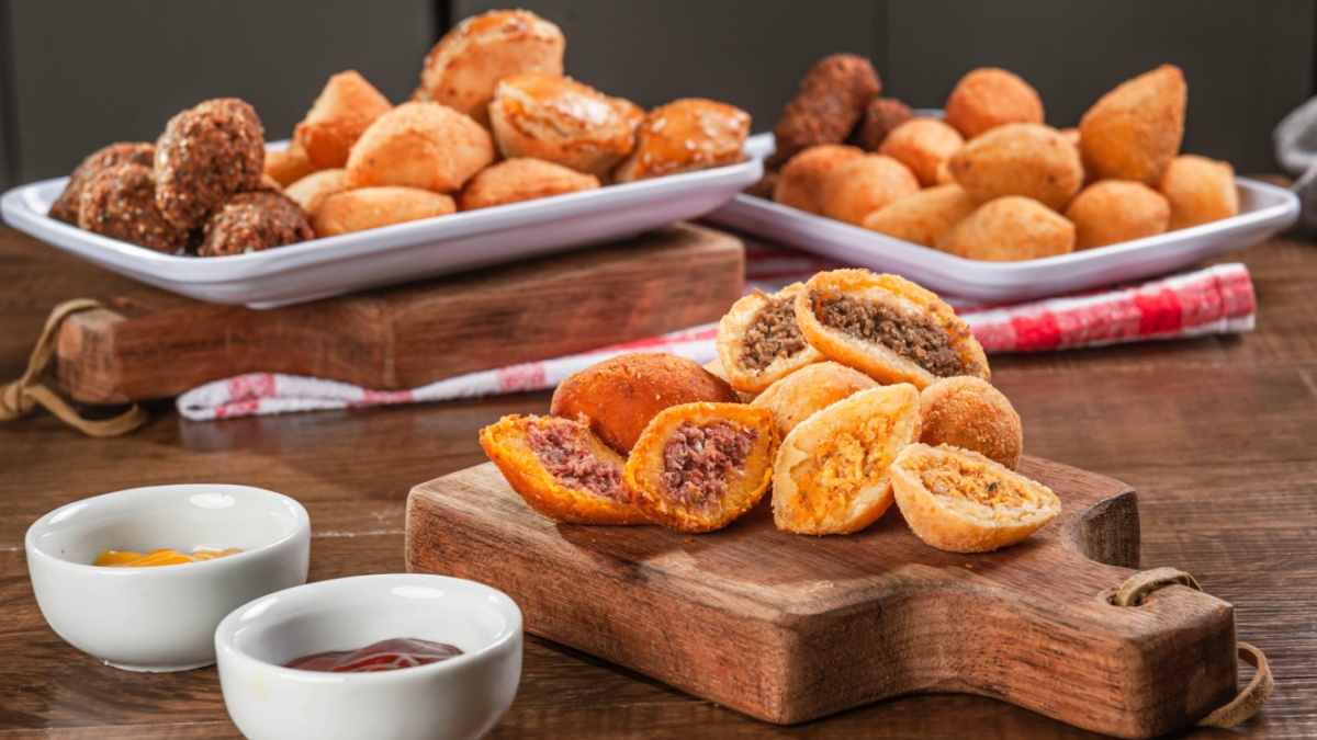 Various brazilian snacks deep fried. (Coxinha, kibe, empadinha e risolis).