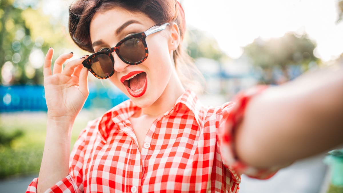 Sexy pinup girl outdoors, retro american fashion.