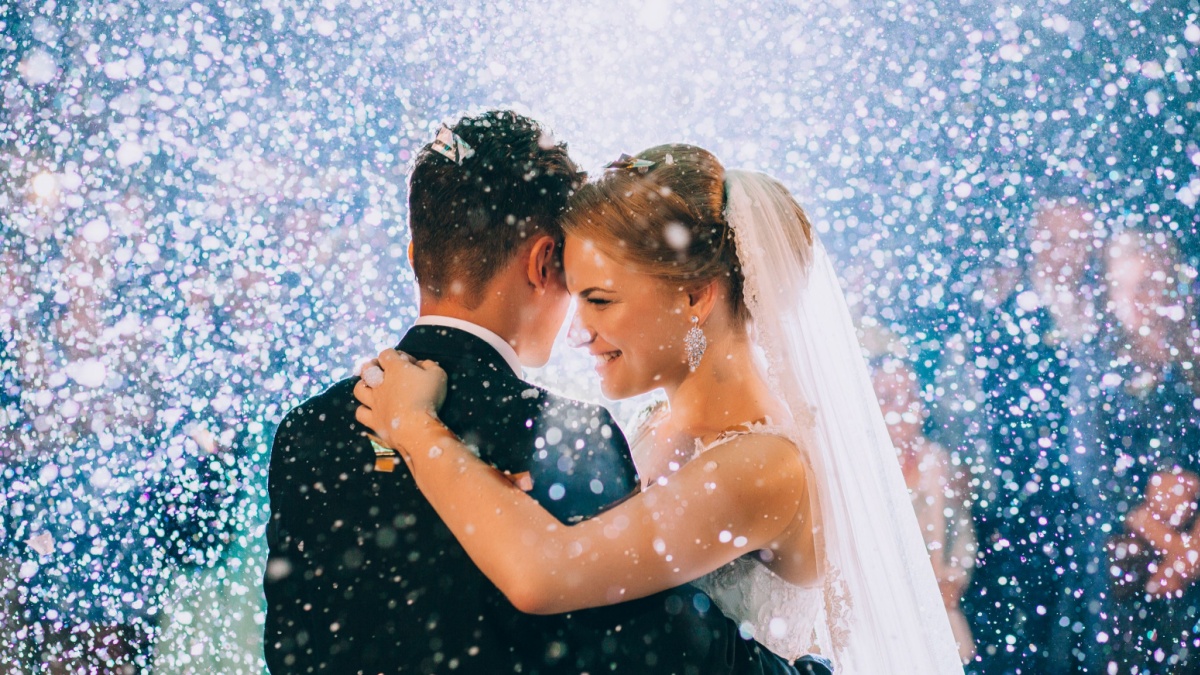 First wedding dance of newlywed.